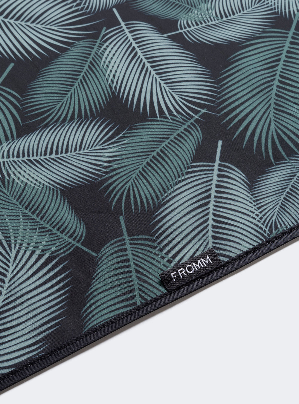 Fromm Premium Client Hairstyling Cape - Palms Print